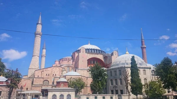 Cúpulas e minaretes Hagia Sophia na cidade velha de Istambul, Turquia, ao pôr do sol. — Fotografia de Stock