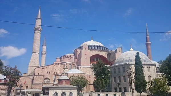 土耳其伊斯坦布尔古城的Hagia Sophia穹顶和尖塔，日落时分. — 图库照片
