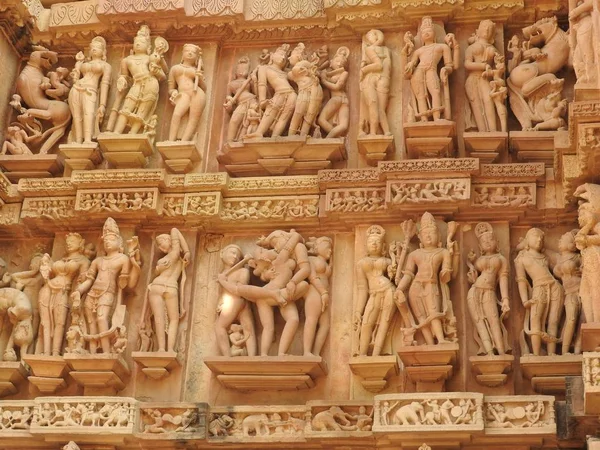 A nyugati csoportban Khajuraho templomok, egy tiszta nap, Madhya Pradesh India egy Unesco Világörökség, ismert jelenetek Kama Sutra és erotikus számok. — Stock Fotó