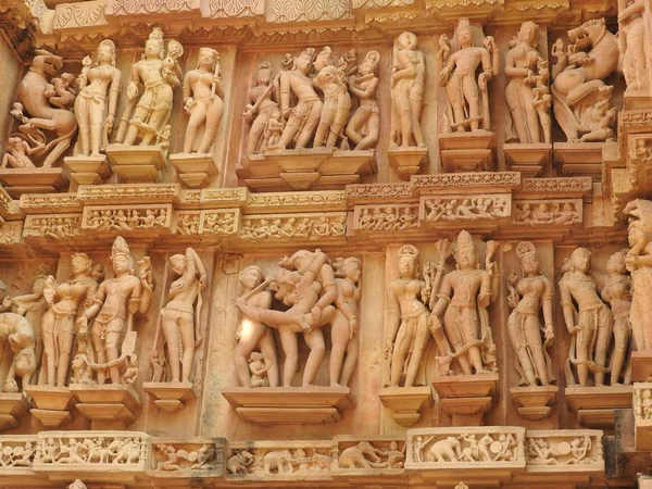 Západní skupina chrámů Khajuraho, za jasného dne, Indie Madhya Pradesh je Unesco světového dědictví UNESCO, známý pro Kama Sutra scény a erotické obrázky. — Stock fotografie