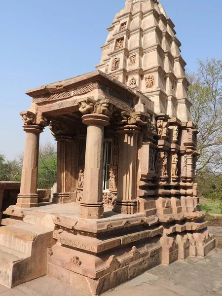 De westerse groep van Khajuraho tempels, op een heldere dag, Madhya Pradesh India is een Unesco world heritage site, bekend om de Kama Sutra scènes en erotische figuren. — Stockfoto