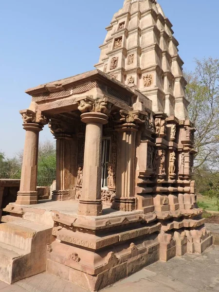 Die westliche gruppe der khajuraho-tempel, an klaren tagen ist madhya pradesh indien ein unesco-weltkulturerbe, bekannt für kama-sutra-szenen und erotische figuren. — Stockfoto