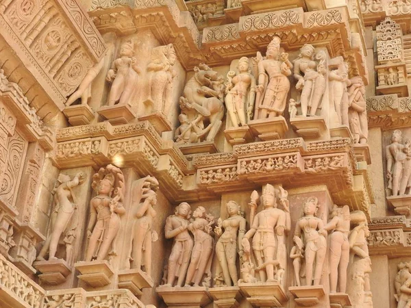 The frescoes are erotic inside the temples of the Western group including Visvanatha-Khajuraho, Madhya Pradesh, India, UNESCO heritage — Stock Photo, Image
