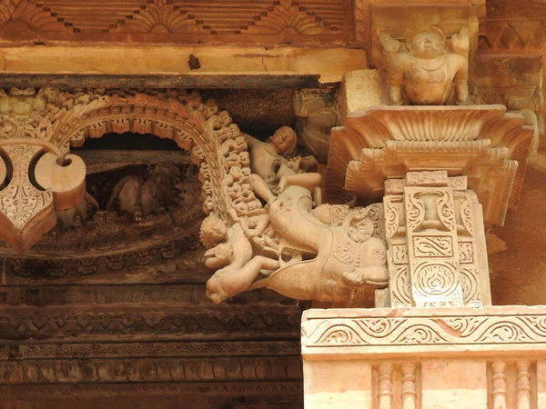 A nyugati csoport Khajuraho templomok, az UNESCO örökség helyén, híres szexi erotikus szobrok, India, tiszta nap. — Stock Fotó