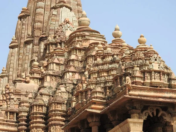 Die westliche Gruppe der Khajuraho-Tempel, ein UNESCO-Weltkulturerbe, ist berühmt für ihre sexy erotischen Skulpturen, Indien, klaren Tag. — Stockfoto