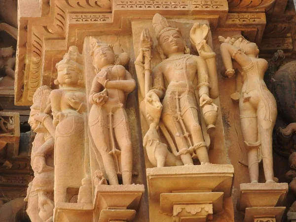 カジュラホ寺院の西部のグループ、ユネスコの遺産は、そのセクシーなエロ彫刻、インド、晴れた日のために有名です. — ストック写真