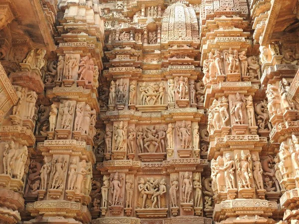 Западная группа Khajuraho temps, объект наследия UNESCO, знаменита своими сексуальными эротическими скульптурами, Индия, ясный день . — стоковое фото