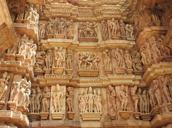 Západní skupina Khajuraho chrámů, Památky UNESCO, je proslulá svými sexy erotické plastiky, Indií, jasným dnem. — Stock fotografie