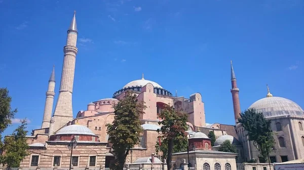 Hagia Sophia kupolák és minaretek Isztambulban, Törökországban, naplementekor. — Stock Fotó