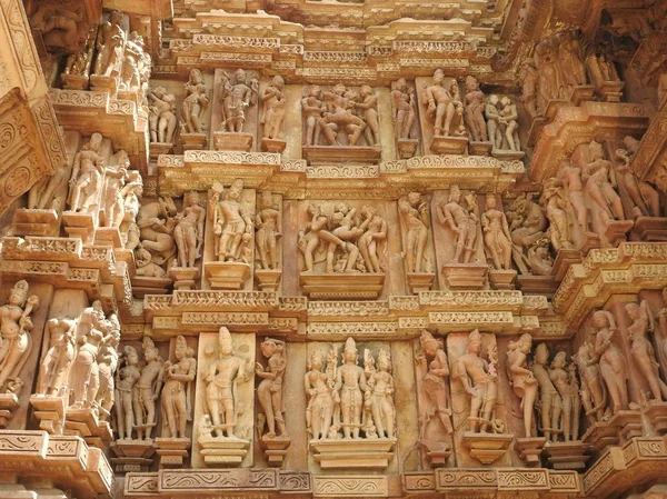 A nyugati csoport Khajuraho templomok, az UNESCO örökség helyén, híres szexi erotikus szobrok, India, tiszta nap. — Stock Fotó