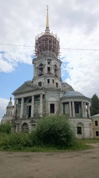 Vista para o Mosteiro Novotorgsky Borisoglebsky em Torzhok. Tver Oblast é uma cidade da Rússia localizada no distrito de Tvertsa. Torzhok é famoso por seu ofício popular de bordado de ouro . — Fotografia de Stock