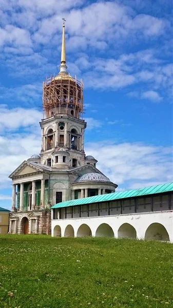 Vista sul monastero di Novotorgsky Borisoglebsky a Torzhok. = = Evoluzione demografica = = = = Altri progetti = = = = Note = = Torzhok è famosa per il suo artigianato popolare di ricami di oreficeria . — Foto Stock