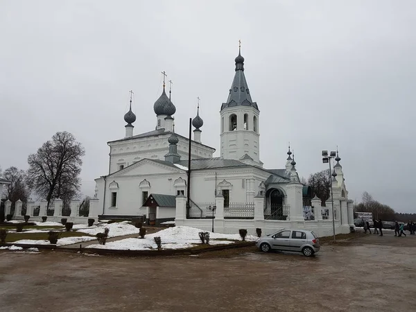 El templo del prelado Juan Crisóstomo en Godenovo en quien se almacena la cruz maravilla . — Foto de Stock