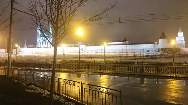 Veduta del Cremlino illuminato la sera d'inverno, Kazan, Russia . — Foto Stock