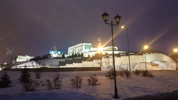 Kış akşamı aydınlatılmış Kremlin manzarası, kazan, Rusya. — Stok fotoğraf