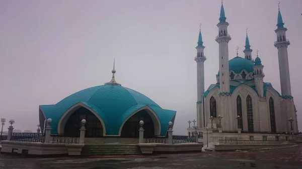 Vue intéressante de la Kul Sharif Qolsherif, Kol Sharif, Qol Sharif, mosquée Qolsarif au Kazan Kremlin. Une des plus grandes mosquées de Russie. Site du patrimoine mondial de l'UNESCO. Kazan, Tatarstan, Russie . — Photo