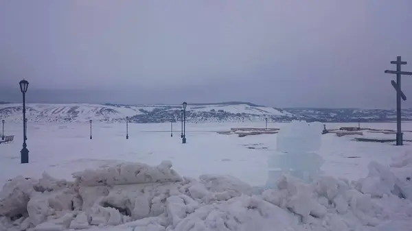 Vista panoramica dalla riva dell'isola di Svijazsk sul ghiaccio in inverno. Villaggio di Svijazsk, Repubblica del Tatarstan, Russia . — Foto Stock