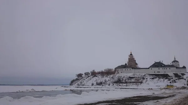 Vista della città-isola di Svijazsk in inverno . — Foto Stock