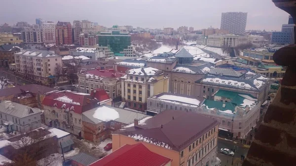 Pohled na Baumanskou ulici v Kazan, od zvonice katedrály, kostela a Kremlu. Kazan, Tatarstán, Rusko. — Stock fotografie