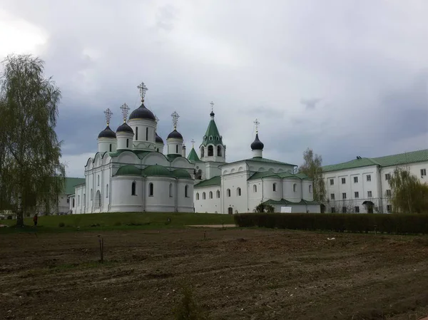 Gouden Ring, Rusland. Kathedraal en klokkentoren van het klooster van de aankondiging, Murom. — Stockfoto