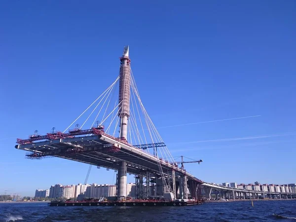 Byggandet av bron i St Petersburg, en klar dag, utsikten från vattnet. — Stockfoto