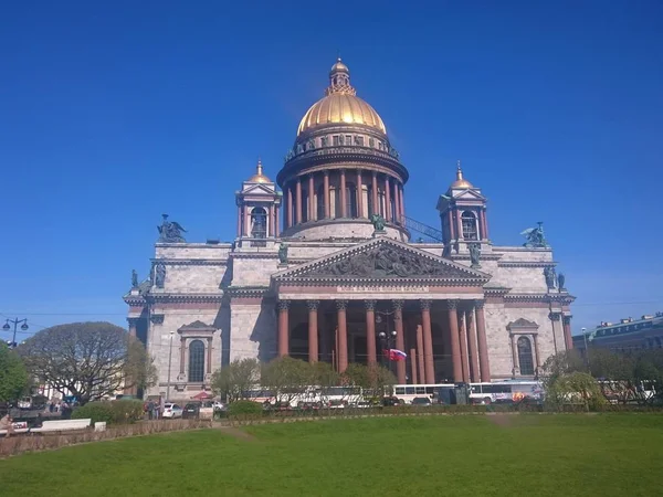Cattedrale di Sant'Isacco a San Pietroburgo, Russia, giornata limpida . — Foto Stock