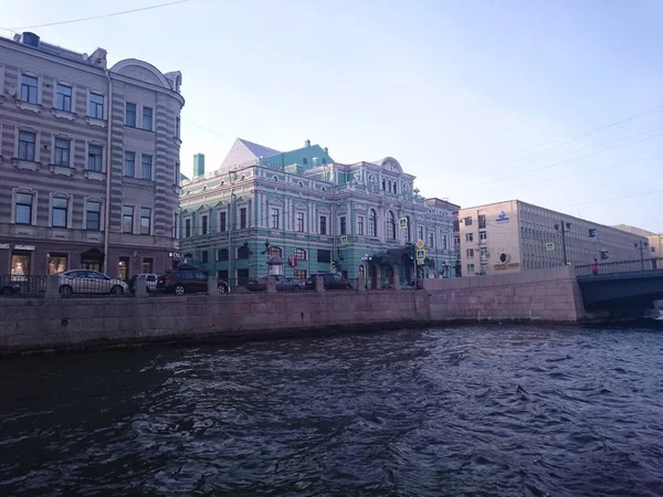 Vista de San Petersburgo. Canal de río con barcos en San Petersburgo . — Foto de Stock