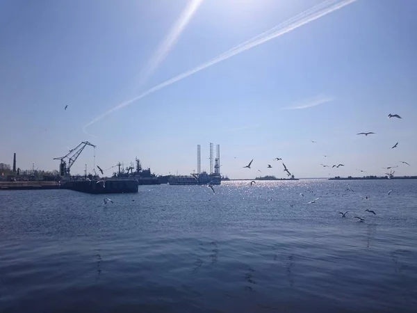 Naves en el agua están en el puerto de Kronstadt, un día claro . —  Fotos de Stock