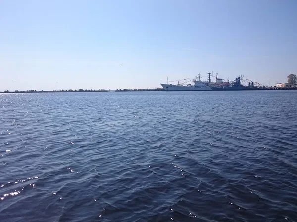 Navires sur l'eau sont dans le port de Kronstadt, un jour clair . — Photo