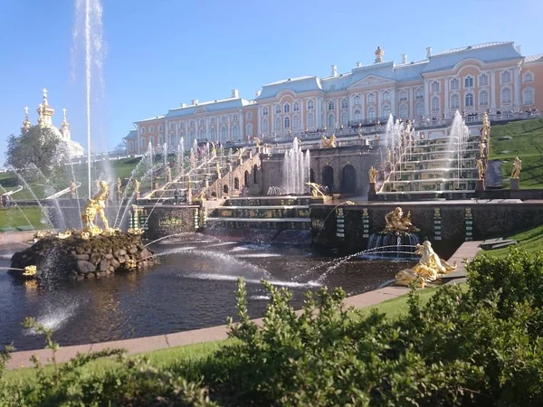 PETERHOF, RUSSIA, Grand cascade in Pertergof, St-Petersburg. the largest fountain ensembles. Wide angle lens and long exposition. Summer blue sky. — Stock Photo, Image