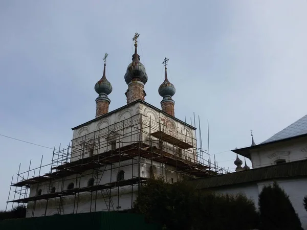 Juriev polsky, russland, michailo-archangelsky-kloster, kalte quelle. — Stockfoto