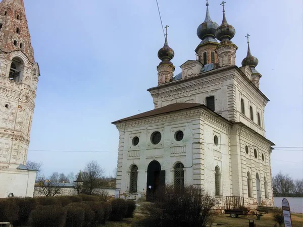 Yuriev Polsky, Rusia, monasterio Mikhailo-Arkhangelsky, primavera fría . — Foto de Stock