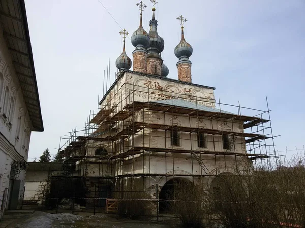 Yuriev Polsky, Rússia, mosteiro de Mikhailo-Arkhangelsky, primavera fria . — Fotografia de Stock