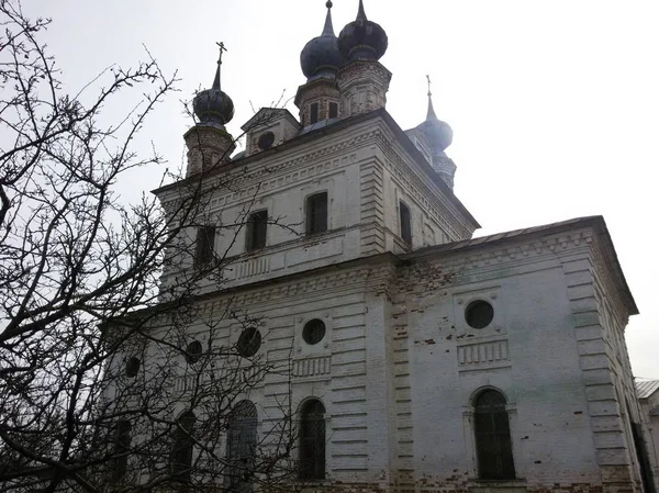 Yuriev Polsky, Rusia, monasterio Mikhailo-Arkhangelsky, primavera fría . — Foto de Stock
