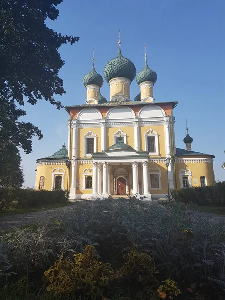 Verklärungskathedrale des Kreml in Uglich an einem sonnigen Frühlingsabend. — Stockfoto