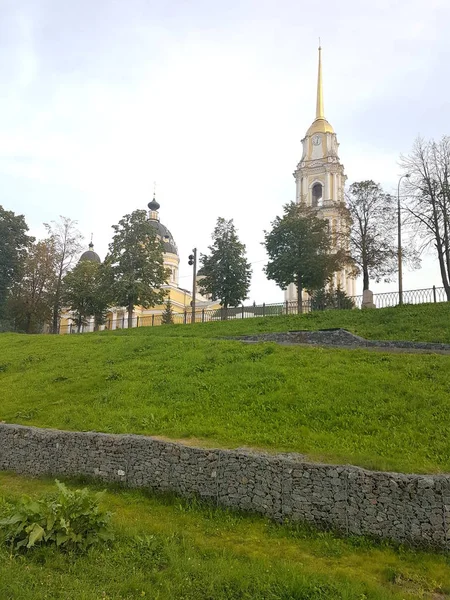 Catedral da Transfiguração em uma manhã ensolarada de julho. Rybinsk, Rússia. — Fotografia de Stock