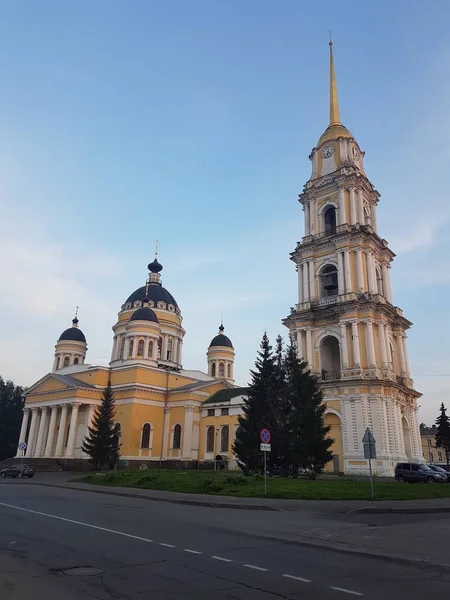Catedral de la Transfiguración en una soleada mañana de julio. Rybinsk, Rusia. — Foto de Stock