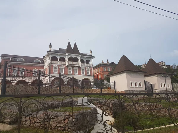 Myshkin Cámara en la ciudad de Myshkin en invierno en la luz de la mañana . — Foto de Stock