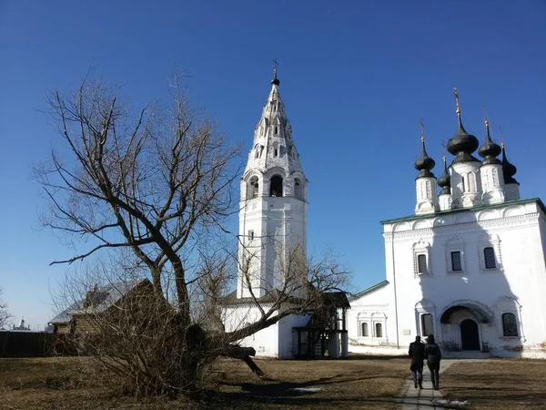 Den ortodoxa kyrkan och klockstapeln i Suzdal. — Stockfoto