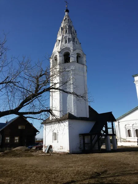 Православная церковь и колокольня в Суздале . — стоковое фото