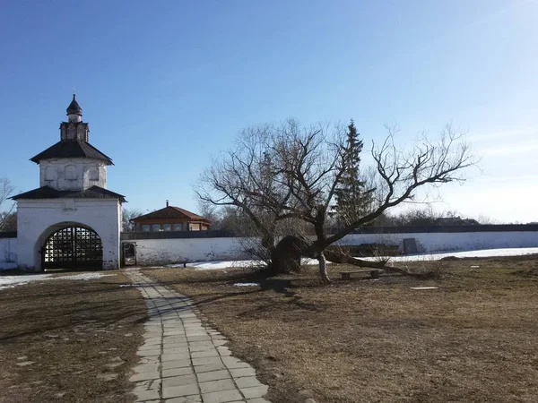 Den ortodoxa kyrkan och klockstapeln i Suzdal. — Stockfoto