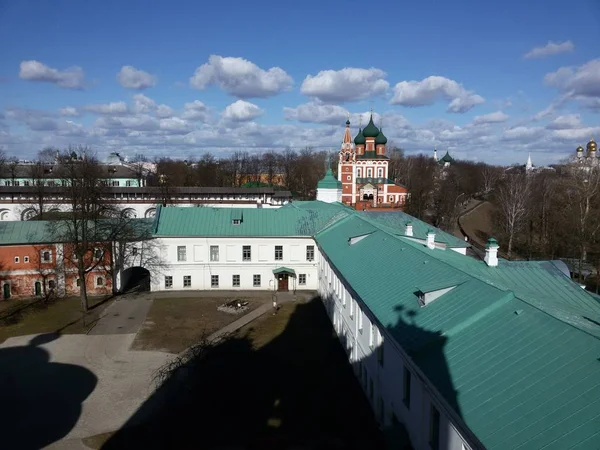 Torri ed elementi architettonici dell'antico Cremlino sullo sfondo della vista dall'alto della città, situata sulle rive del fiume Volga, Jaroslavl, Russia . — Foto Stock