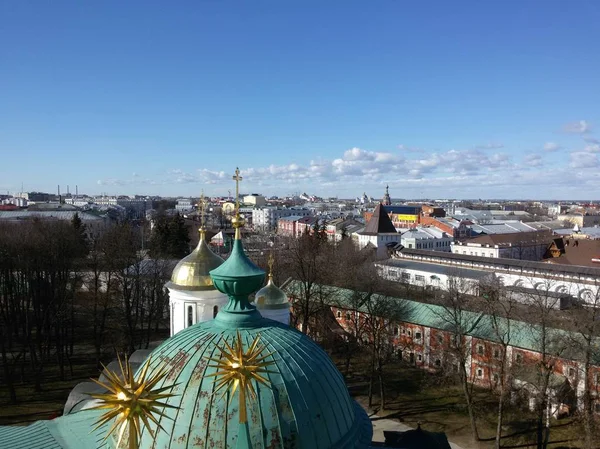 Torri ed elementi architettonici dell'antico Cremlino sullo sfondo della vista dall'alto della città, situata sulle rive del fiume Volga, Jaroslavl, Russia . — Foto Stock
