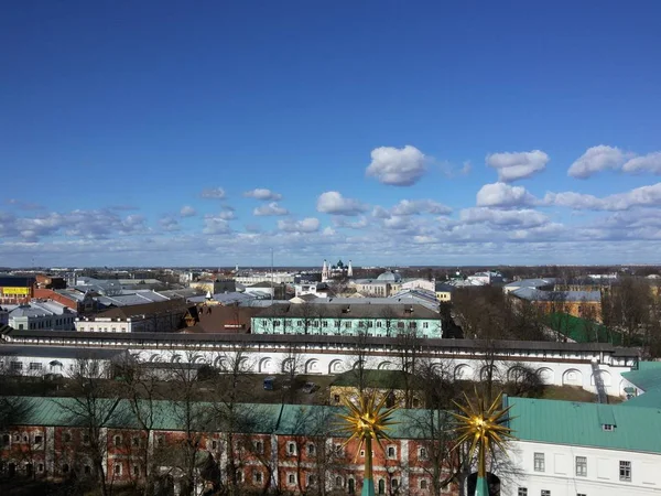 Torri ed elementi architettonici dell'antico Cremlino sullo sfondo della vista dall'alto della città, situata sulle rive del fiume Volga, Jaroslavl, Russia . — Foto Stock