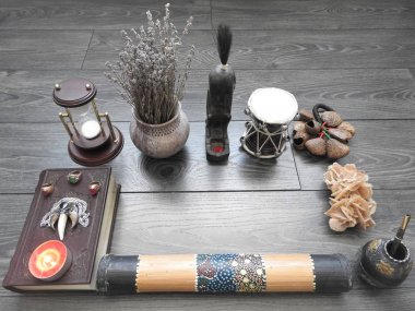 Tahtalarda yanan mumlar olan kitap. Korkunç gizli nesneler korku Halloween ve kara büyü, kehanet veya fal-söylüyorum töreni kavramı ile Mistik natürmort.