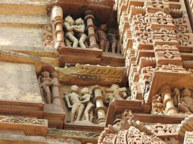 Kamasutra, erotik kapat - dan pozlar Khajuraho, Hindistan'ın Batı grubunda Hindu tapınakları duvarlarında karmaşık oyma sahnelerin seks