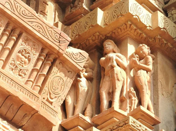 Západní skupina chrámů Khajuraho, za jasného dne, Indie Madhya Pradesh je Unesco světového dědictví UNESCO, známý pro Kama Sutra scény a erotické obrázky. — Stock fotografie