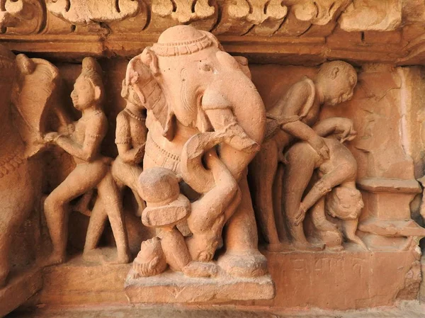 晴れた日のカジュラホ寺院の西部のグループ インドのマディヤ ・ プラデーシュ州はカーマスートラ シーンとエロティックなフィギュアで知られるユネスコ世界遺産サイト. — ストック写真