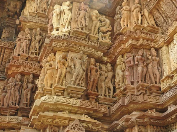 Grupa Zachodnia świątynie Khajuraho, w pogodny dzień, Madhya Pradesh, India jest wpisanego na listę światowego dziedzictwa UNESCO, znana z Kama Sutra sceny i postacie erotyczne. — Zdjęcie stockowe