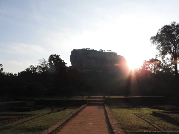 特写镜头, 在一个晴朗的日子, 在绿色的 Sisiriya 狮子山堡垒的看法, 斯里兰卡. — 图库照片